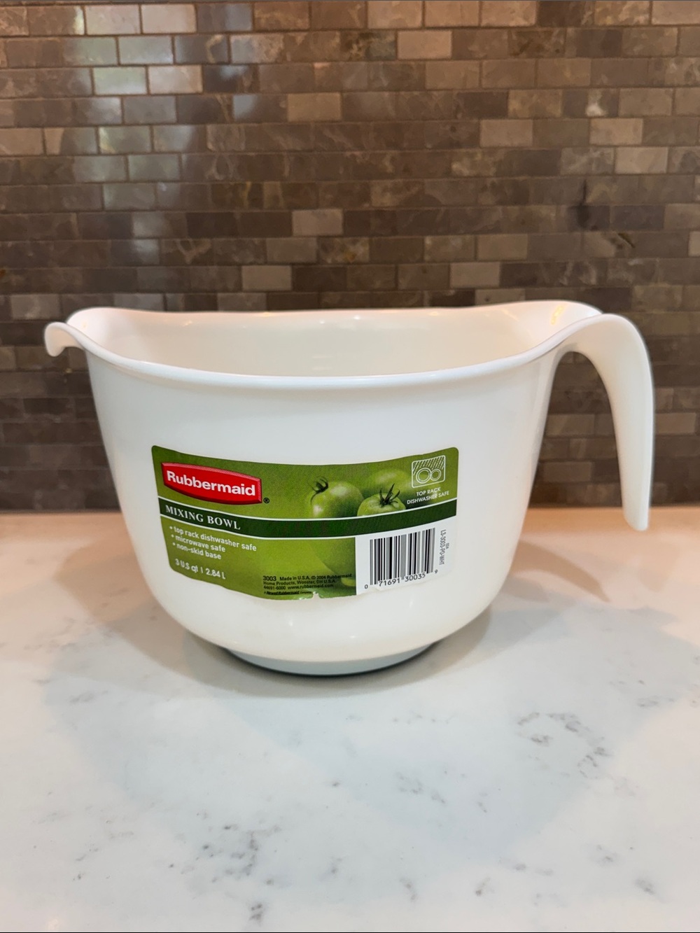 Rubbermaid 3 qt White Mixing Bowl with pour spout and handle